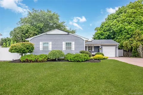 382 Greenbelt Pkwy, Holtsville, NY 11742
