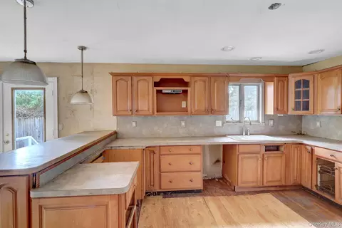 Kitchen - 34 Thorburn Ave, Patchogue, NY 11772 photo 2 of 2