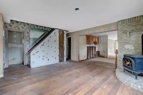 Entry Way - 34 Thorburn Ave, Patchogue, NY 11772 photo 1 of 3