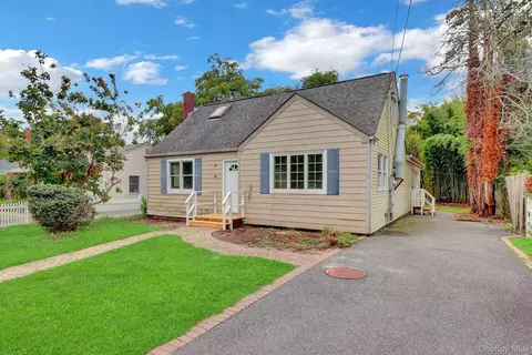 Exterior - 34 Thorburn Ave, Patchogue, NY 11772 photo 2 of 5