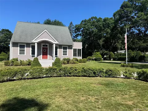 16 Foster Xing, East Quogue, NY 11942