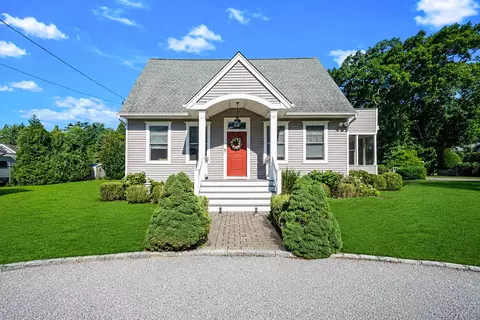 16 Foster Xing, East Quogue, NY 11942