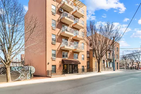 4135 67th St #5C, New York, NY 11377