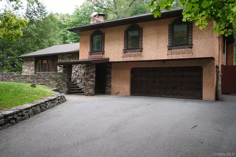 50 Pleasant Ridge Dr, Poughkeepsie, NY 12603