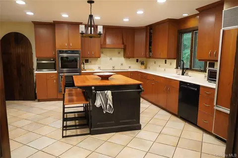 Kitchen - 50 Pleasant Ridge Dr, Poughkeepsie, NY 12603 photo 2 of 2