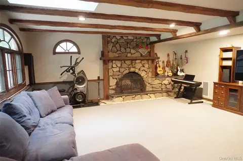 Living - 50 Pleasant Ridge Dr, Poughkeepsie, NY 12603 photo 4 of 5