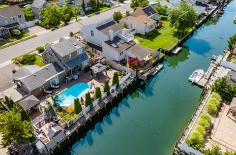 718 Farmers Ave, Bellmore, NY 11710