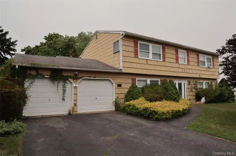 96 Rustic Ave, Medford, NY 11763