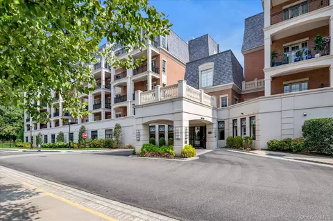 3000 Royal Ct #3107, North Hempstead, NY 11040