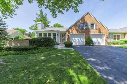 32 Chippendale Dr, Mount Sinai, NY 11766