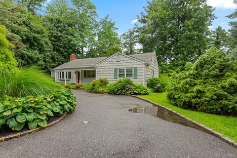 75 Cove Rd, Huntington, NY 11743
