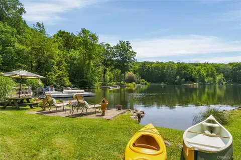 342 Lake Shore Rd, Putnam Valley, NY 10579