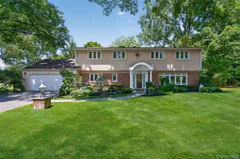 4 Waring Dr, North Hempstead, NY 11030