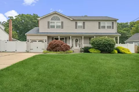 89 Floyd St, Deer Park, NY 11729