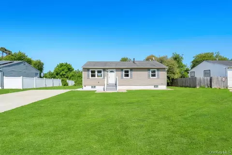 941 Provost Ave, Bellport, NY 11713