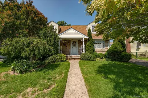 9 Croyden Ln, Hicksville, NY 11801