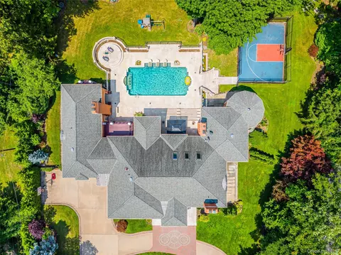 25 Lake Rd, North Hempstead, NY 11020