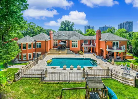 25 Lake Rd, North Hempstead, NY 11020