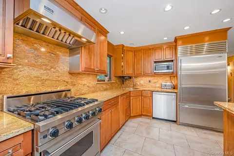 67 Cedar Pl, Floral Park, NY 11001