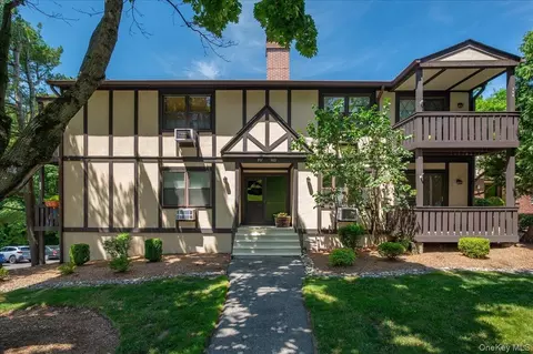 958 Sierra Vista Ln, Clarkstown, NY 10989