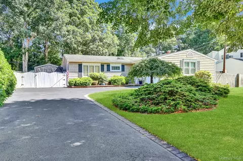 150 Shenandoah Blvd N, Nesconset, NY 11767