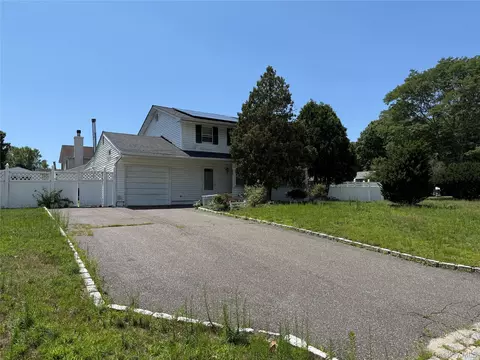 124 Ridgewood Ave, Holtsville, NY 11742