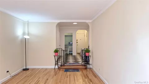 300 W 53rd St #4K, New York, NY 10019