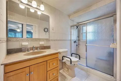 Bath - 35 Jerold St, Plainview, NY 11803 photo 1 of 4