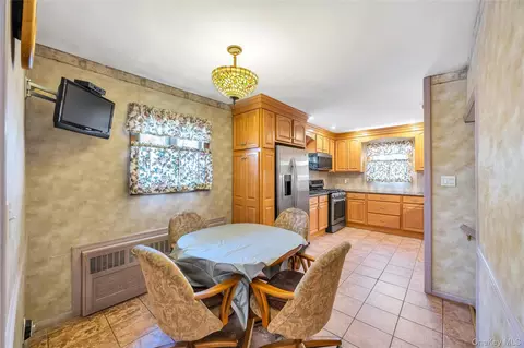 Dining - 35 Jerold St, Plainview, NY 11803 photo 1 of 1