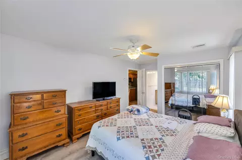 Bedroom - 35 Jerold St, Plainview, NY 11803 photo 2 of 7