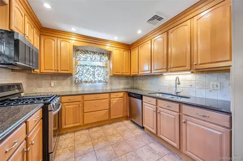 Kitchen - 35 Jerold St, Plainview, NY 11803 photo 3 of 6