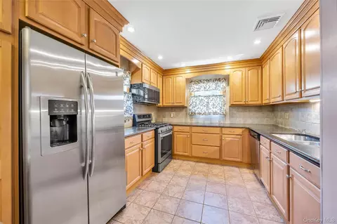 Kitchen - 35 Jerold St, Plainview, NY 11803 photo 1 of 6
