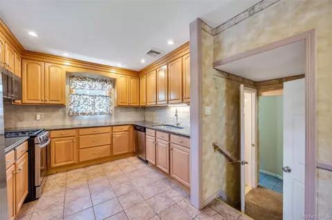 Kitchen - 35 Jerold St, Plainview, NY 11803 photo 2 of 6