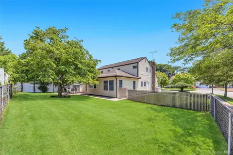 Exterior - 35 Jerold St, Plainview, NY 11803 photo 8 of 10