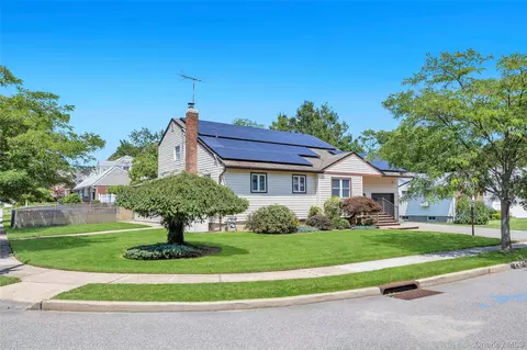 Exterior - 35 Jerold St, Plainview, NY 11803 photo 2 of 10