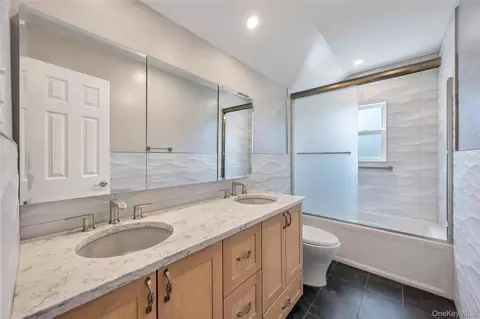 Bath - 35 Jerold St, Plainview, NY 11803 photo 2 of 4