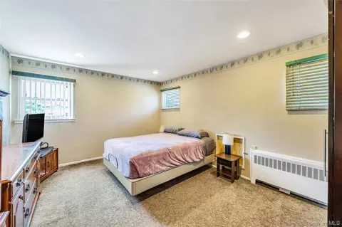 Bedroom - 35 Jerold St, Plainview, NY 11803 photo 5 of 7
