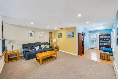 Living - 35 Jerold St, Plainview, NY 11803 photo 2 of 4