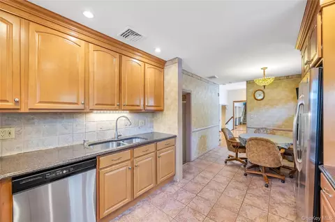 Kitchen - 35 Jerold St, Plainview, NY 11803 photo 4 of 6