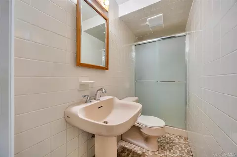 Bath - 35 Jerold St, Plainview, NY 11803 photo 3 of 4