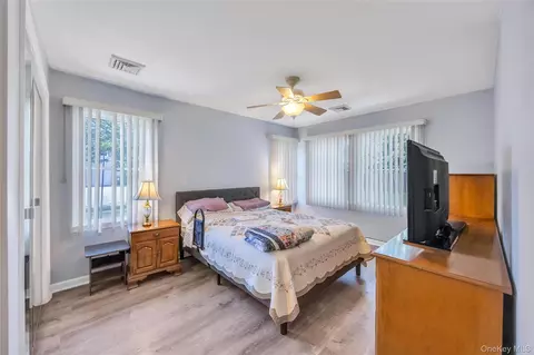 Bedroom - 35 Jerold St, Plainview, NY 11803 photo 1 of 7