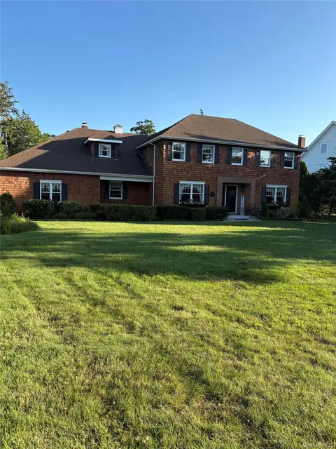 348 Middle Rd, Bayport, NY 11705