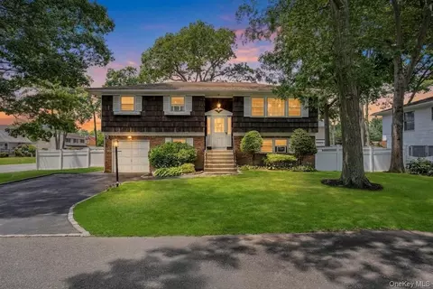 612 Vine St, Babylon, NY 11702