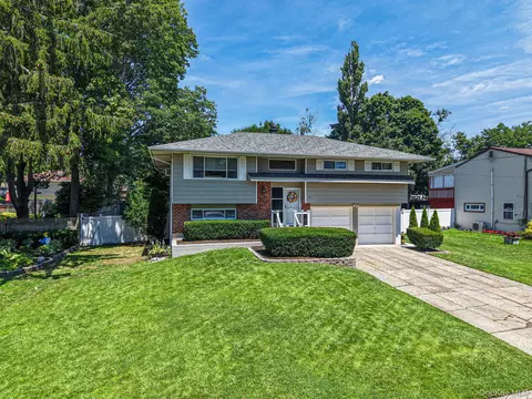 92 Rhode Island Ave, Bay Shore, NY 11706