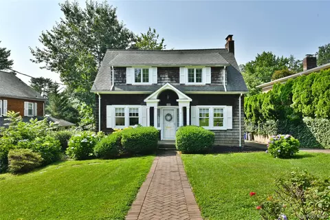 308 38th Rd, Douglaston, NY 11363