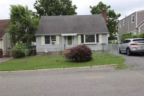 42 5th Ave S, Huntington Station, NY 11746