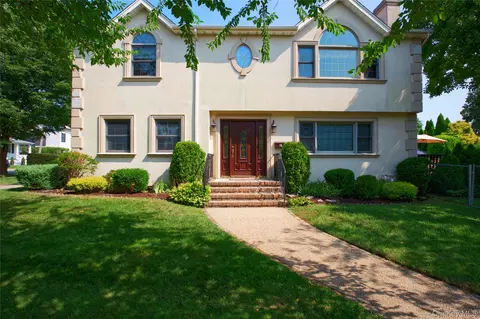 75 Maple St, North Hempstead, NY 11577