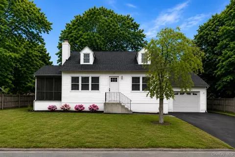 2 Francis Pl, Clarkstown, NY 10960