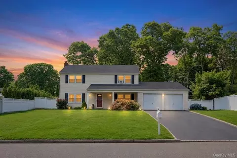 4 Beaverdale Ln, Stony Brook, NY 11790
