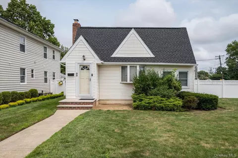 23 Rosebud Ave, Merrick, NY 11566
